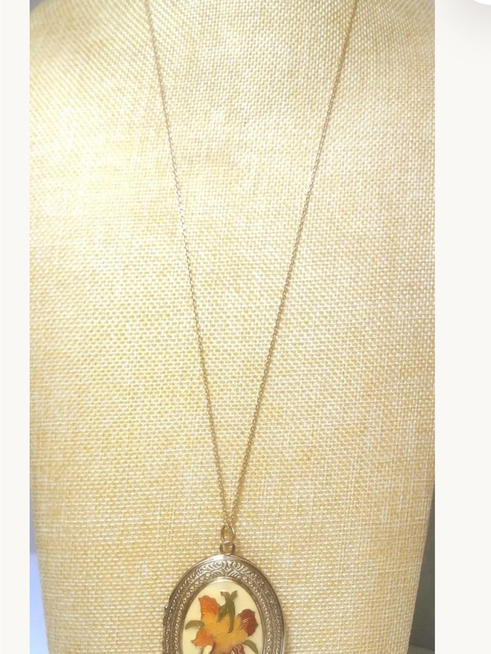 Gold-Tone Floral vintage Locket